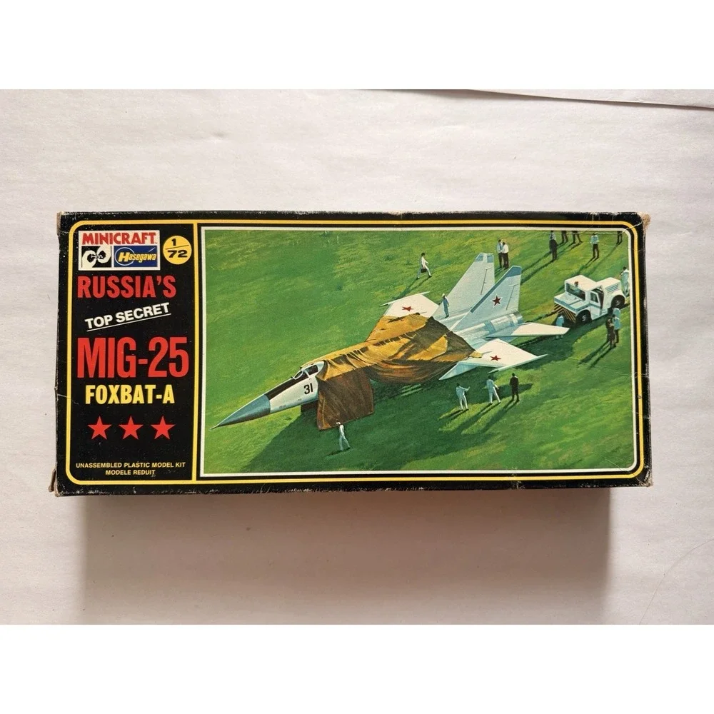 Vintage Minicraft Hasegawa 1/72 MiG-25 Foxbat-A Model Kit #130 Open Box